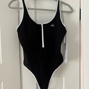 Alo supernova bodysuit in black/white